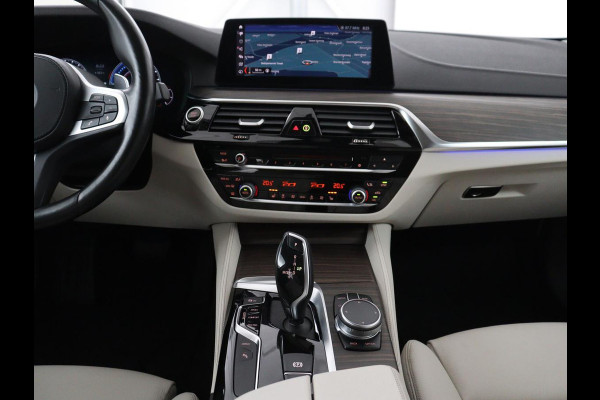 BMW 5 Serie 530e iPerformance High Executive | Leder | Elektrische stoelen | Stoelverwarming | Sfeerverlichting | Adaptive cruise | Carplay | Climate control | SOH 62,9 % | Camera | Park assist | PHEV
