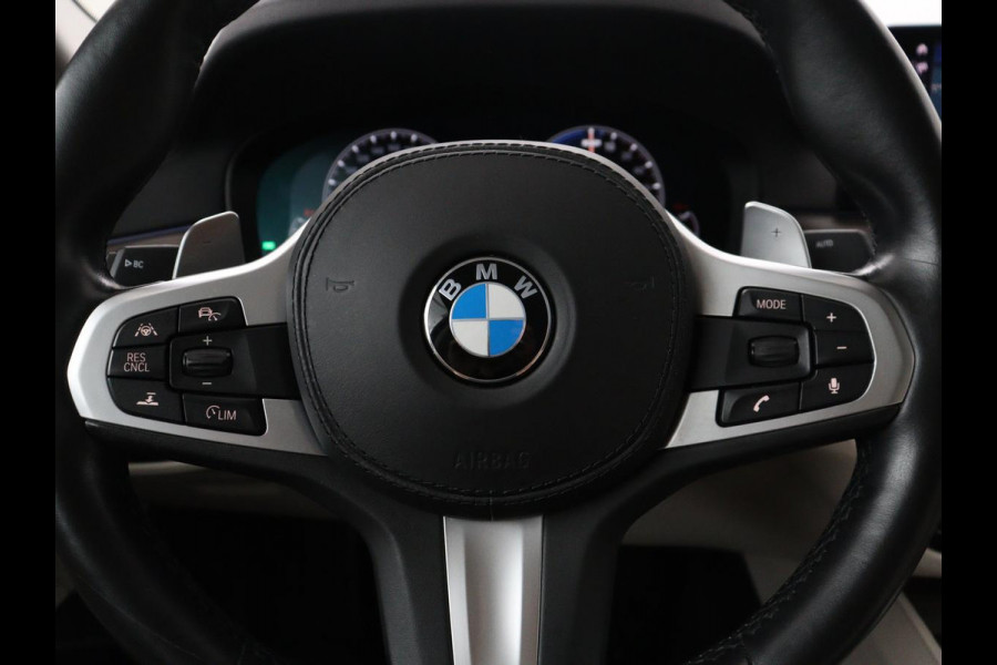 BMW 5 Serie 530e iPerformance High Executive | Leder | Elektrische stoelen | Stoelverwarming | Sfeerverlichting | Adaptive cruise | Carplay | Climate control | SOH 62,9 % | Camera | Park assist | PHEV