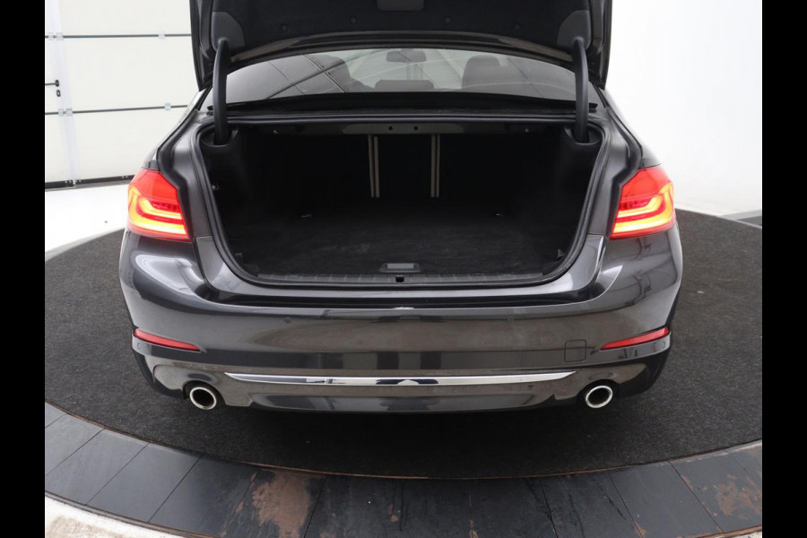 BMW 5 Serie 530e iPerformance High Executive | Leder | Elektrische stoelen | Stoelverwarming | Sfeerverlichting | Adaptive cruise | Carplay | Climate control | SOH 62,9 % | Camera | Park assist | PHEV