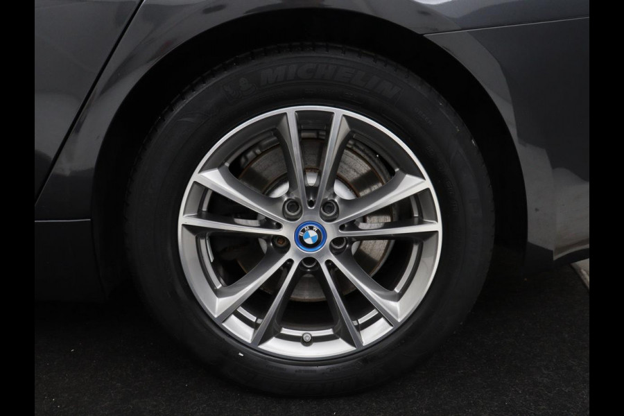 BMW 5 Serie 530e iPerformance High Executive | Leder | Elektrische stoelen | Stoelverwarming | Sfeerverlichting | Adaptive cruise | Carplay | Climate control | SOH 62,9 % | Camera | Park assist | PHEV