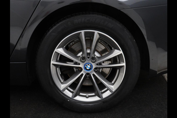 BMW 5 Serie 530e iPerformance High Executive | Leder | Elektrische stoelen | Stoelverwarming | Sfeerverlichting | Adaptive cruise | Carplay | Climate control | SOH 62,9 % | Camera | Park assist | PHEV