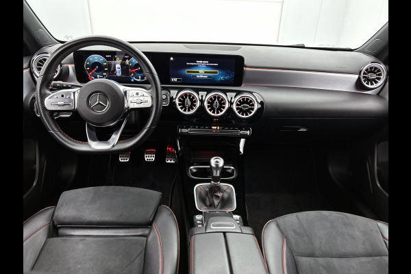 Mercedes-Benz A-Klasse 180 Business Solution AMG | AMG-Line In en Exterieur | Sfeerverlichting | Navigatie | Achteruitrijcamera | Inclusief 24 maanden MB Certified garantie voor Europa.