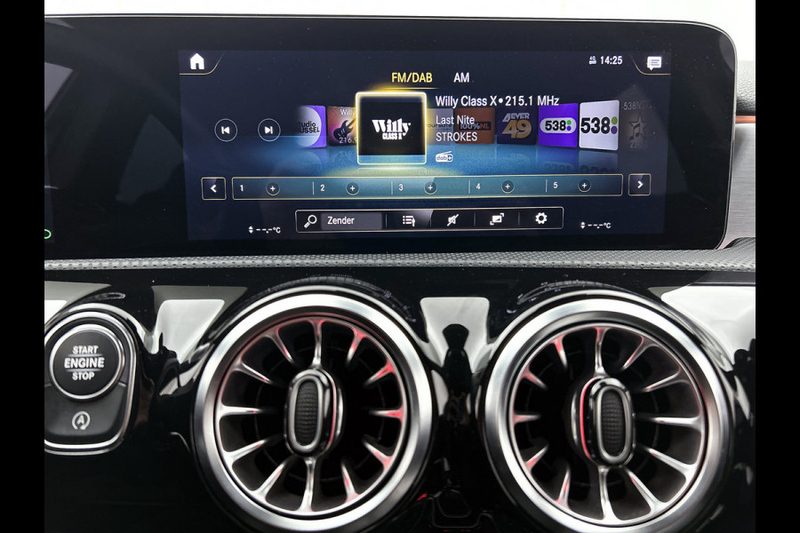 Mercedes-Benz A-Klasse 180 Business Solution AMG | AMG-Line In en Exterieur | Sfeerverlichting | Navigatie | Achteruitrijcamera | Inclusief 24 maanden MB Certified garantie voor Europa.