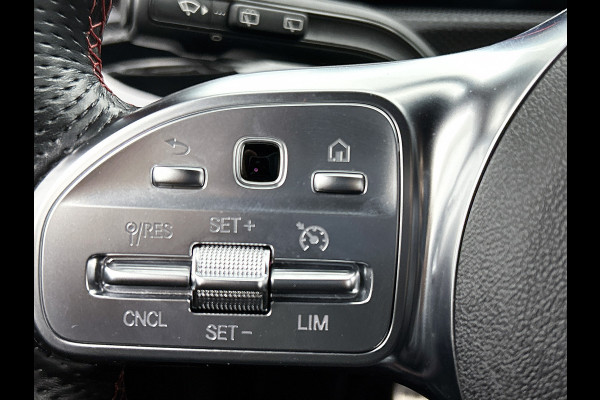 Mercedes-Benz A-Klasse 180 Business Solution AMG | AMG-Line In en Exterieur | Sfeerverlichting | Navigatie | Achteruitrijcamera | Inclusief 24 maanden MB Certified garantie voor Europa.