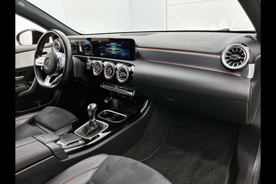 Mercedes-Benz A-Klasse 180 Business Solution AMG | AMG-Line In en Exterieur | Sfeerverlichting | Navigatie | Achteruitrijcamera | Inclusief 24 maanden MB Certified garantie voor Europa.