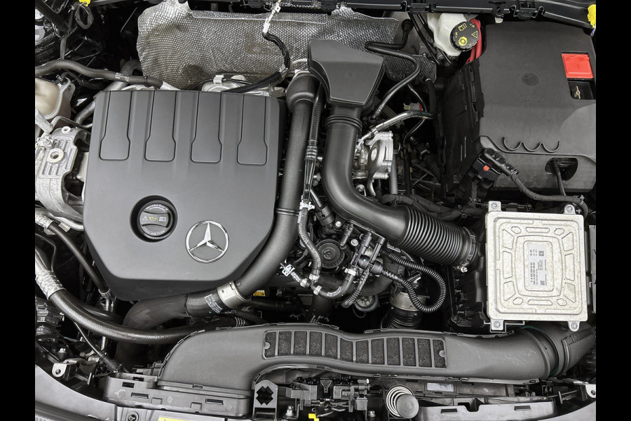 Mercedes-Benz A-Klasse 180 Business Solution AMG | AMG-Line In en Exterieur | Sfeerverlichting | Navigatie | Achteruitrijcamera | Inclusief 24 maanden MB Certified garantie voor Europa.