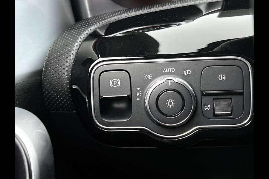 Mercedes-Benz A-Klasse 180 Business Solution AMG | AMG-Line In en Exterieur | Sfeerverlichting | Navigatie | Achteruitrijcamera | Inclusief 24 maanden MB Certified garantie voor Europa.