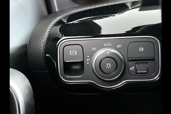 Mercedes-Benz A-Klasse 180 Business Solution AMG | AMG-Line In en Exterieur | Sfeerverlichting | Navigatie | Achteruitrijcamera | Inclusief 24 maanden MB Certified garantie voor Europa.