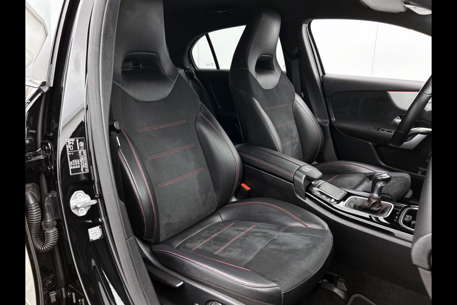 Mercedes-Benz A-Klasse 180 Business Solution AMG | AMG-Line In en Exterieur | Sfeerverlichting | Navigatie | Achteruitrijcamera | Inclusief 24 maanden MB Certified garantie voor Europa.