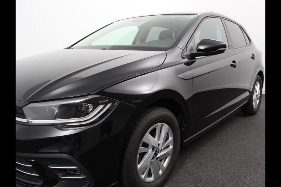 Volkswagen Polo 1.0 TSI 110pk DSG Style Navigatie Apple Carplay/ Android Auto Parkeersensoren Adaptive Cruise Control Blind Spot Assist Stoelverwarming Ledverlichting Climate Control