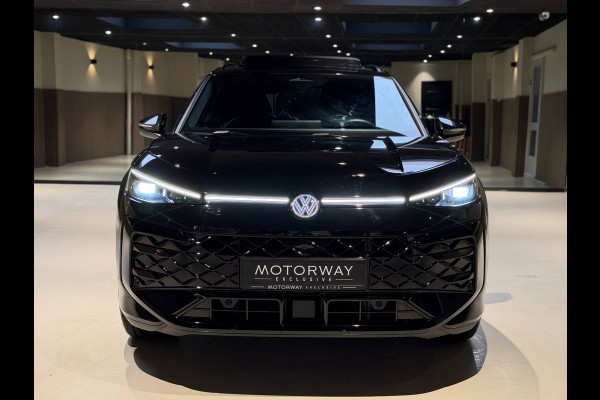 Volkswagen T-Roc 1.5 eTsi R-Line First Edition|Pano|Matrix|Keyless|H&K|HUD|360|Trekhaak|