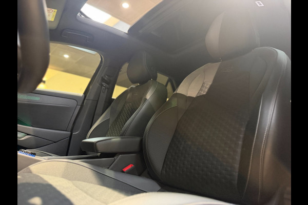 Volkswagen T-Roc 1.5 eTsi R-Line First Edition|Pano|Matrix|Keyless|H&K|HUD|360|Trekhaak|