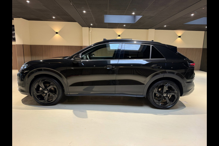Volkswagen T-Roc 1.5 eTsi R-Line First Edition|Pano|Matrix|Keyless|H&K|HUD|360|Trekhaak|