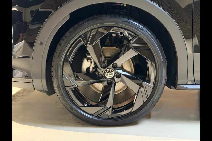 Volkswagen T-Roc 1.5 eTsi R-Line First Edition|Pano|Matrix|Keyless|H&K|HUD|360|Trekhaak|