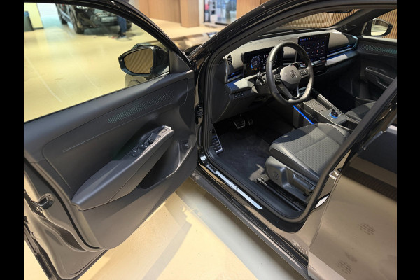 Volkswagen T-Roc 1.5 eTsi R-Line First Edition|Pano|Matrix|Keyless|H&K|HUD|360|Trekhaak|