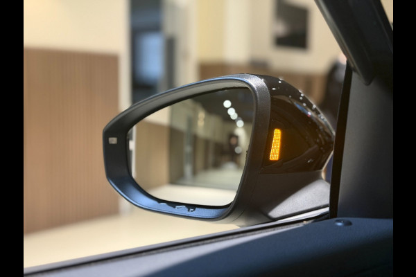 Volkswagen T-Roc 1.5 eTsi R-Line First Edition|Pano|Matrix|Keyless|H&K|HUD|360|Trekhaak|