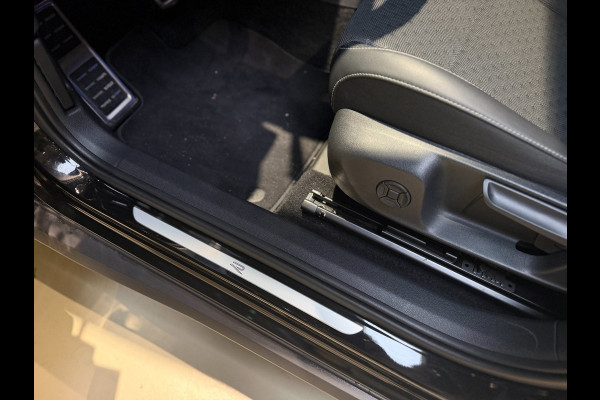 Volkswagen T-Roc 1.5 eTsi R-Line First Edition|Pano|Matrix|Keyless|H&K|HUD|360|Trekhaak|