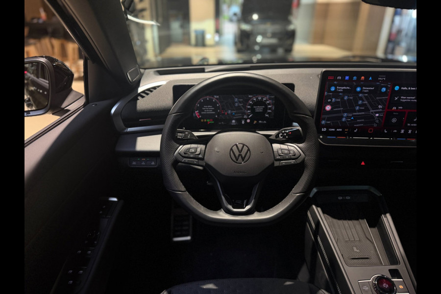 Volkswagen T-Roc 1.5 eTsi R-Line First Edition|Pano|Matrix|Keyless|H&K|HUD|360|Trekhaak|
