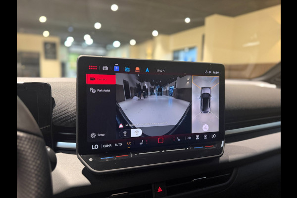 Volkswagen T-Roc 1.5 eTsi R-Line First Edition|Pano|Matrix|Keyless|H&K|HUD|360|Trekhaak|