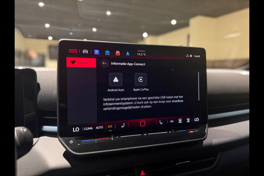 Volkswagen T-Roc 1.5 eTsi R-Line First Edition|Pano|Matrix|Keyless|H&K|HUD|360|Trekhaak|