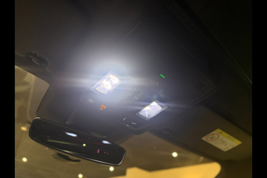 Volkswagen T-Roc 1.5 eTsi R-Line First Edition|Pano|Matrix|Keyless|H&K|HUD|360|Trekhaak|