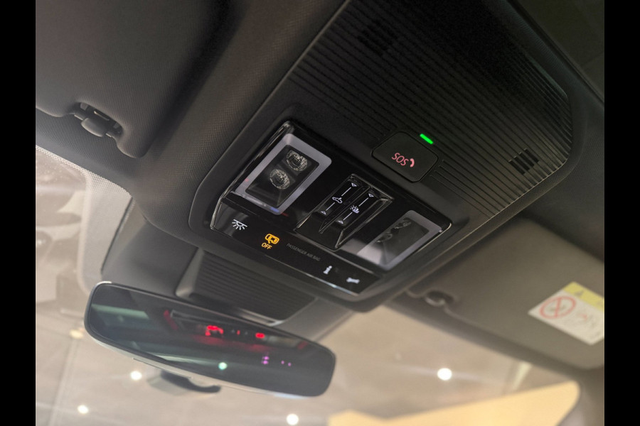 Volkswagen T-Roc 1.5 eTsi R-Line First Edition|Pano|Matrix|Keyless|H&K|HUD|360|Trekhaak|