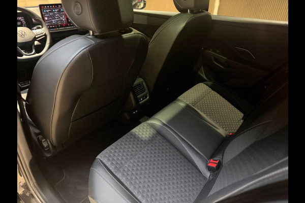 Volkswagen T-Roc 1.5 eTsi R-Line First Edition|Pano|Matrix|Keyless|H&K|HUD|360|Trekhaak|