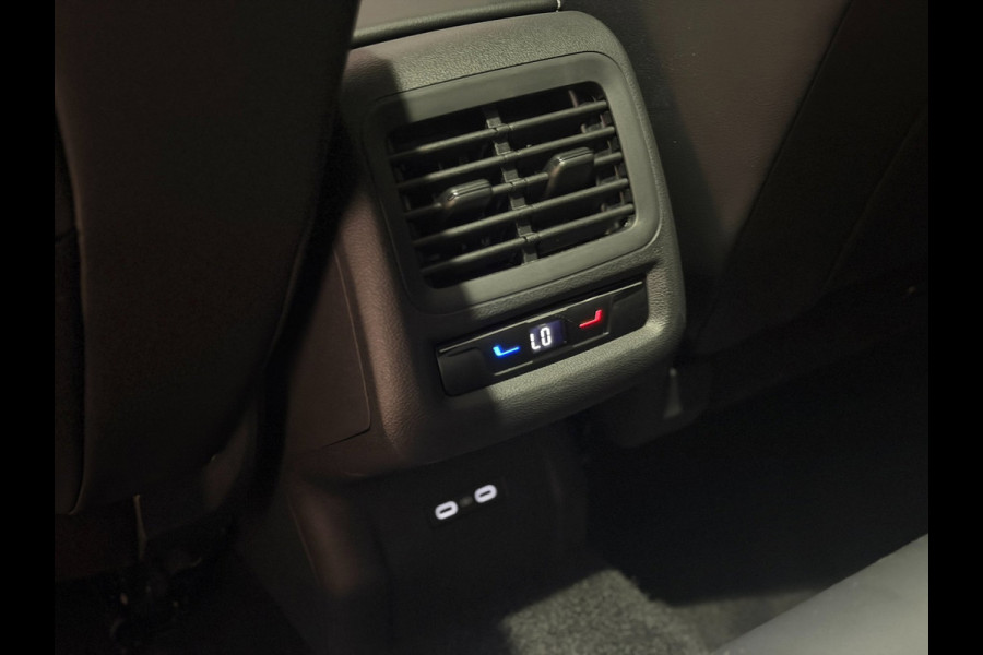 Volkswagen T-Roc 1.5 eTsi R-Line First Edition|Pano|Matrix|Keyless|H&K|HUD|360|Trekhaak|