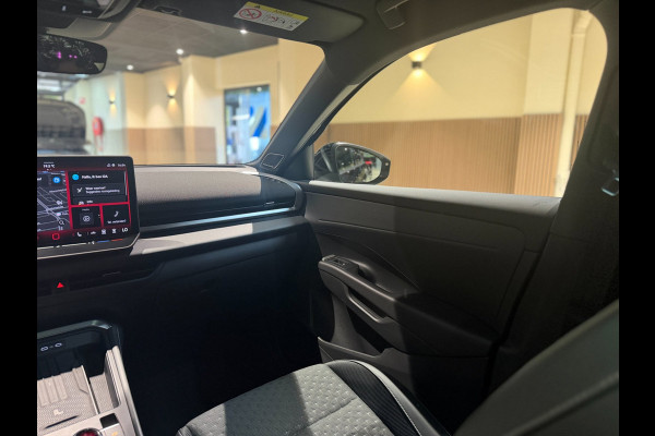Volkswagen T-Roc 1.5 eTsi R-Line First Edition|Pano|Matrix|Keyless|H&K|HUD|360|Trekhaak|