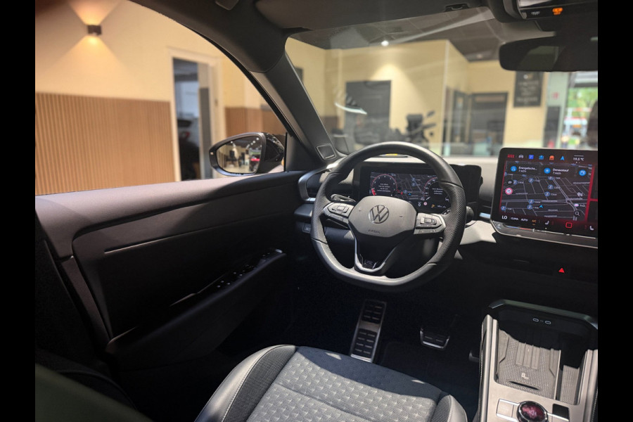 Volkswagen T-Roc 1.5 eTsi R-Line First Edition|Pano|Matrix|Keyless|H&K|HUD|360|Trekhaak|