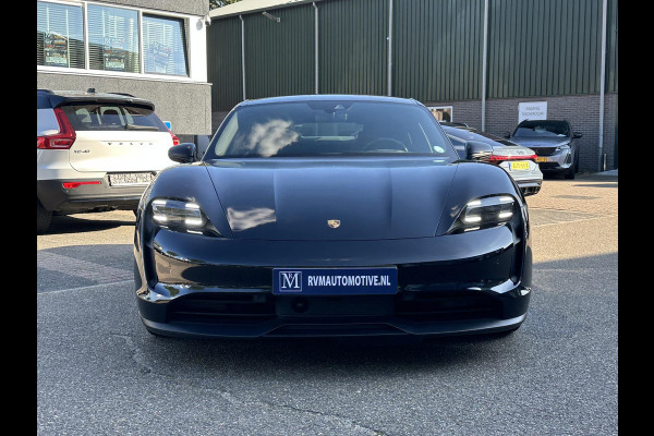 Porsche Taycan 79 kWh SOH 92% | MEM. SEAT | BOSE BOXEN | PANO | STOEL + STUURVERWARMING | ELEK. STOELEN | 21'' WIELEN | FABRIEKS GARANTIE TM 09-2027 | GEEN EXTRA KOSTEN!! RIJKLAAR GELEVERD |