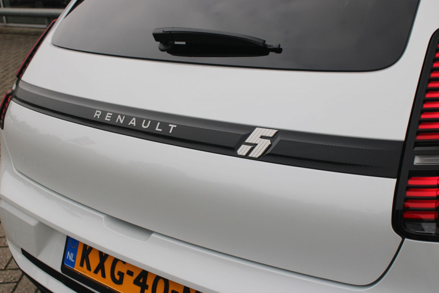 Renault 5 COMFORT RANGE ICONIC CINQ 52 kWh *NIEUWE AUTO!* | PACK WINTER: (ELEKTRISCH VERWARMBARE VOORSTOELEN/ELEKTRISCH VERWARMBAAR STUURWIEL, BESTUURDERSSTOEL MET ELEKTRISCH VERSTELBARE LENDESTEUN, IN HOOGTE VERSTELBARE PASSAGIERSSTOEL) | DAKLIJST ROUGE | PACK PARKING: (FULL EASY PARKING ASSIST MET PARKEERSENSOREN AAN VOOR- EN ZIJKANT) | ADAPTIVE CRUISE CONTROL | AUTOMATISCH INPARKEREN | FULL LED KOPLAMPEN MET MICRO OPTICS EN FRANSE FLAG | FLANK GUARD PROTECTION MAKKELIJK INPARKEREN MET VISUELE EN AKOESTISCHE SIGNALEN | 18" LICHTMETALEN VELGEN "CHRONO" | TWO TONE CARROSSERIEKLE