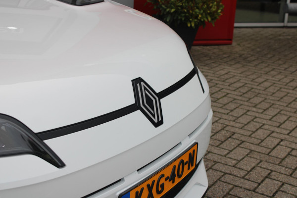 Renault 5 COMFORT RANGE ICONIC CINQ 52 kWh *NIEUWE AUTO!* | PACK WINTER: (ELEKTRISCH VERWARMBARE VOORSTOELEN/ELEKTRISCH VERWARMBAAR STUURWIEL, BESTUURDERSSTOEL MET ELEKTRISCH VERSTELBARE LENDESTEUN, IN HOOGTE VERSTELBARE PASSAGIERSSTOEL) | DAKLIJST ROUGE | PACK PARKING: (FULL EASY PARKING ASSIST MET PARKEERSENSOREN AAN VOOR- EN ZIJKANT) | ADAPTIVE CRUISE CONTROL | AUTOMATISCH INPARKEREN | FULL LED KOPLAMPEN MET MICRO OPTICS EN FRANSE FLAG | FLANK GUARD PROTECTION MAKKELIJK INPARKEREN MET VISUELE EN AKOESTISCHE SIGNALEN | 18" LICHTMETALEN VELGEN "CHRONO" | TWO TONE CARROSSERIEKLE