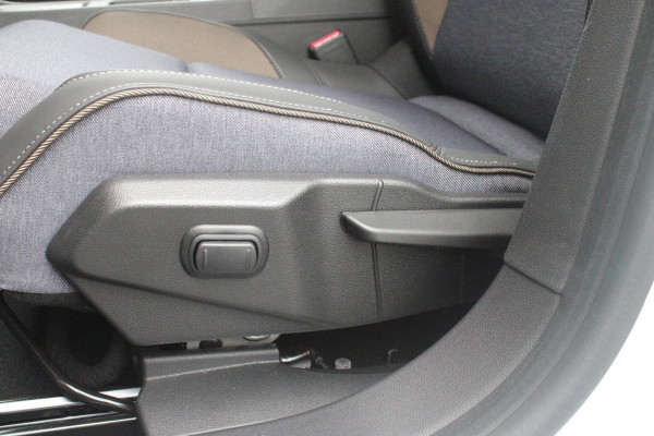 Renault 5 COMFORT RANGE ICONIC CINQ 52 kWh *NIEUWE AUTO!* | PACK WINTER: (ELEKTRISCH VERWARMBARE VOORSTOELEN/ELEKTRISCH VERWARMBAAR STUURWIEL, BESTUURDERSSTOEL MET ELEKTRISCH VERSTELBARE LENDESTEUN, IN HOOGTE VERSTELBARE PASSAGIERSSTOEL) | DAKLIJST ROUGE | PACK PARKING: (FULL EASY PARKING ASSIST MET PARKEERSENSOREN AAN VOOR- EN ZIJKANT) | ADAPTIVE CRUISE CONTROL | AUTOMATISCH INPARKEREN | FULL LED KOPLAMPEN MET MICRO OPTICS EN FRANSE FLAG | FLANK GUARD PROTECTION MAKKELIJK INPARKEREN MET VISUELE EN AKOESTISCHE SIGNALEN | 18" LICHTMETALEN VELGEN "CHRONO" | TWO TONE CARROSSERIEKLE