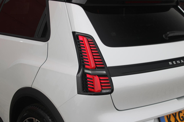 Renault 5 COMFORT RANGE ICONIC CINQ 52 kWh *NIEUWE AUTO!* | PACK WINTER: (ELEKTRISCH VERWARMBARE VOORSTOELEN/ELEKTRISCH VERWARMBAAR STUURWIEL, BESTUURDERSSTOEL MET ELEKTRISCH VERSTELBARE LENDESTEUN, IN HOOGTE VERSTELBARE PASSAGIERSSTOEL) | DAKLIJST ROUGE | PACK PARKING: (FULL EASY PARKING ASSIST MET PARKEERSENSOREN AAN VOOR- EN ZIJKANT) | ADAPTIVE CRUISE CONTROL | AUTOMATISCH INPARKEREN | FULL LED KOPLAMPEN MET MICRO OPTICS EN FRANSE FLAG | FLANK GUARD PROTECTION MAKKELIJK INPARKEREN MET VISUELE EN AKOESTISCHE SIGNALEN | 18" LICHTMETALEN VELGEN "CHRONO" | TWO TONE CARROSSERIEKLE
