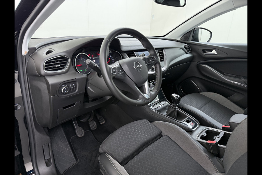 Opel Grandland X 1.2T 131pk Camera Apple/Android Elek.klep Bordherk. Blindspot 1/2Leer Navi Lane-dep. Keyless Aut.Verlichting Led Usb Tel. Ecc CruiseControl Innovation Regensensor Pdc Mistlampen Elek.Inkl.Spiegels 18''LM 1.2Turbo