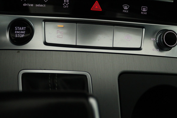 Audi A6 Avant 55 TFSI e quattro Competition (PANORAMADAK, TREKHAAK, CAMERA, STOELVERWARMING, DEALER ONDERHOUDEN)