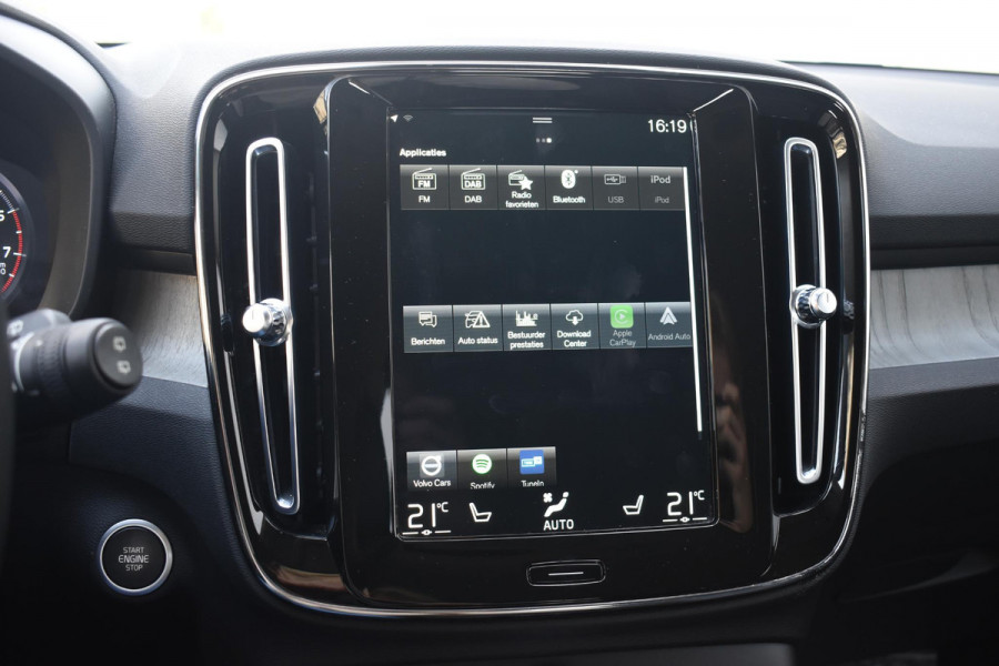 Volvo XC40 T3 163PK Inscription Automaat / Adaptive Cruise Control / Stuur- & Stoelverwarming / Elektrische achterklep / Achteruitrijcamera / Trekhaak elektrisch uitklapbaar / 19" velgen / Parkeersensoren V+A