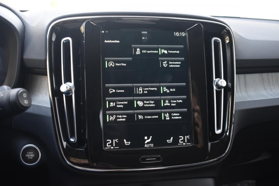 Volvo XC40 T3 163PK Inscription Automaat / Adaptive Cruise Control / Stuur- & Stoelverwarming / Elektrische achterklep / Achteruitrijcamera / Trekhaak elektrisch uitklapbaar / 19" velgen / Parkeersensoren V+A