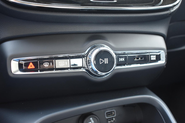 Volvo XC40 T3 163PK Inscription Automaat / Adaptive Cruise Control / Stuur- & Stoelverwarming / Elektrische achterklep / Achteruitrijcamera / Trekhaak elektrisch uitklapbaar / 19" velgen / Parkeersensoren V+A
