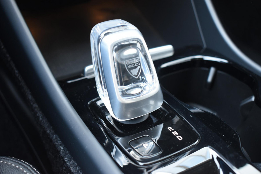 Volvo XC40 T3 163PK Inscription Automaat / Adaptive Cruise Control / Stuur- & Stoelverwarming / Elektrische achterklep / Achteruitrijcamera / Trekhaak elektrisch uitklapbaar / 19" velgen / Parkeersensoren V+A