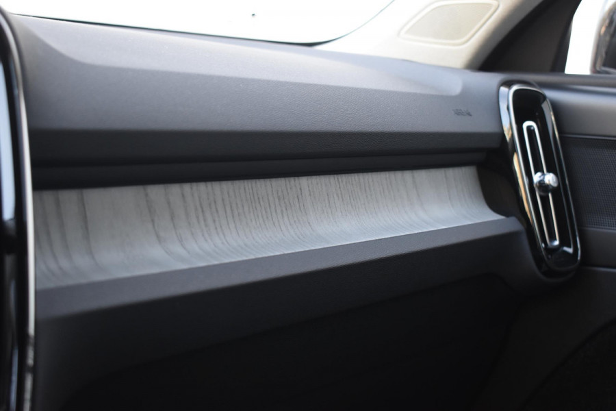 Volvo XC40 T3 163PK Inscription Automaat / Adaptive Cruise Control / Stuur- & Stoelverwarming / Elektrische achterklep / Achteruitrijcamera / Trekhaak elektrisch uitklapbaar / 19" velgen / Parkeersensoren V+A