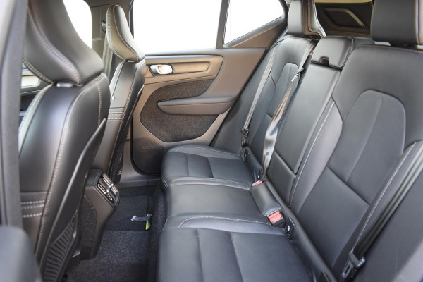 Volvo XC40 T3 163PK Inscription Automaat / Adaptive Cruise Control / Stuur- & Stoelverwarming / Elektrische achterklep / Achteruitrijcamera / Trekhaak elektrisch uitklapbaar / 19" velgen / Parkeersensoren V+A