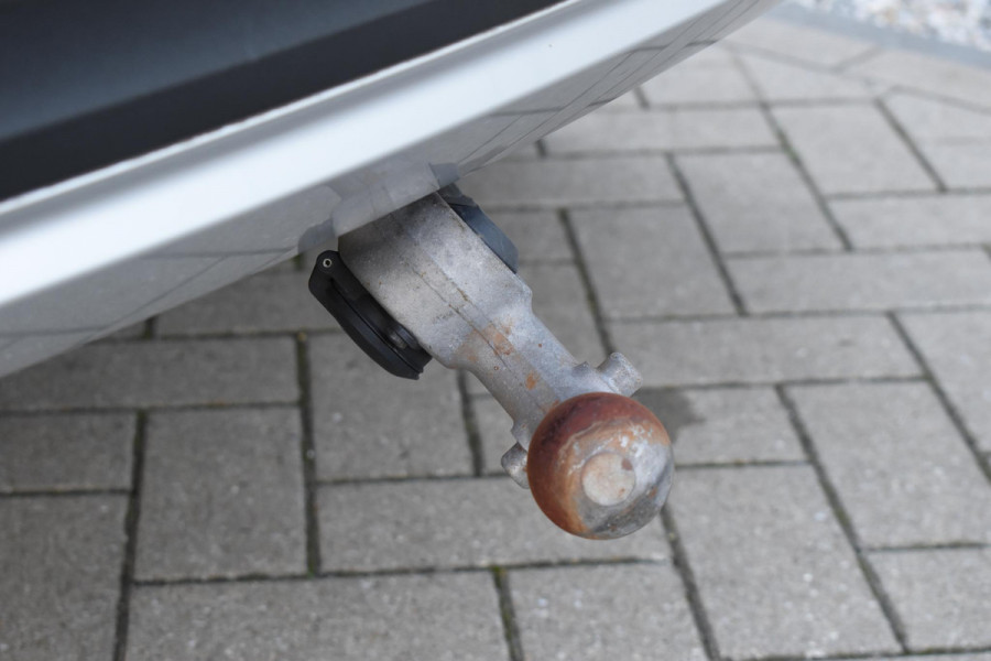 Volvo XC40 T3 163PK Inscription Automaat / Adaptive Cruise Control / Stuur- & Stoelverwarming / Elektrische achterklep / Achteruitrijcamera / Trekhaak elektrisch uitklapbaar / 19" velgen / Parkeersensoren V+A