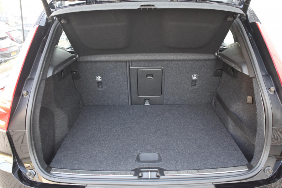 Volvo XC40 T3 163PK Inscription Automaat / Adaptive Cruise Control / Stuur- & Stoelverwarming / Elektrische achterklep / Achteruitrijcamera / Trekhaak elektrisch uitklapbaar / 19" velgen / Parkeersensoren V+A