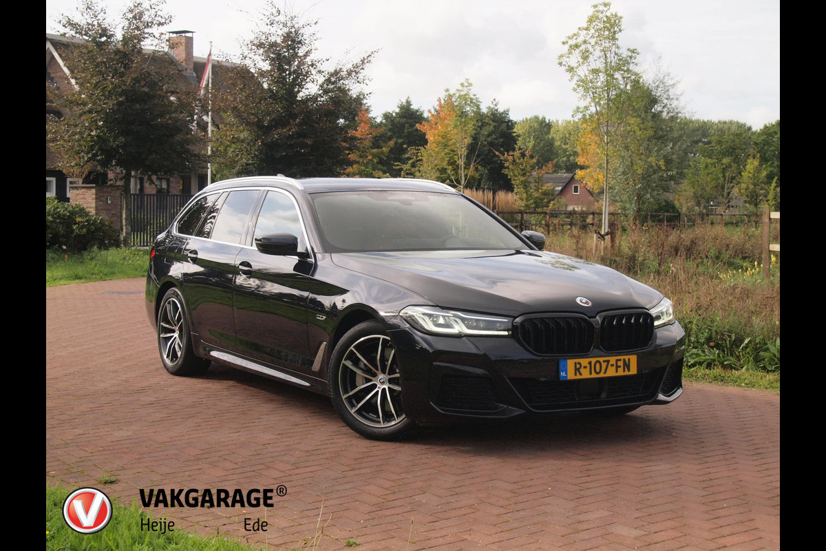 BMW 5 Serie Touring 530e Business Edition Plus | M-Pakket | Head-Up Display | LED-Laser | Camera | Sfeerverlichting | ACC | NL-Auto |