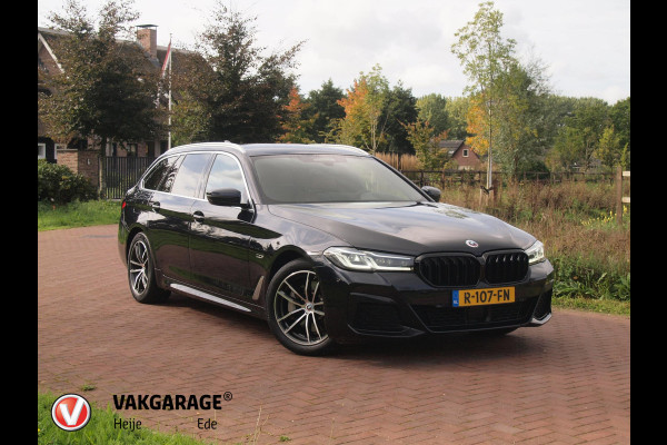 BMW 5 Serie Touring 530e Business Edition Plus | M-Pakket | Head-Up Display | LED-Laser | Camera | Sfeerverlichting | ACC | NL-Auto |