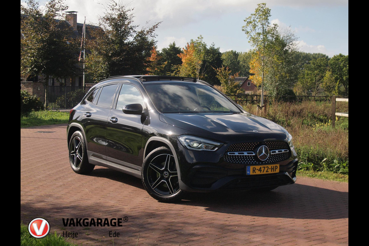 Mercedes-Benz GLA 180 AMG Line | Panoramadak | Camera | Trekhaak | Sfeerverlichting | Apple Carplay | NL-Auto |