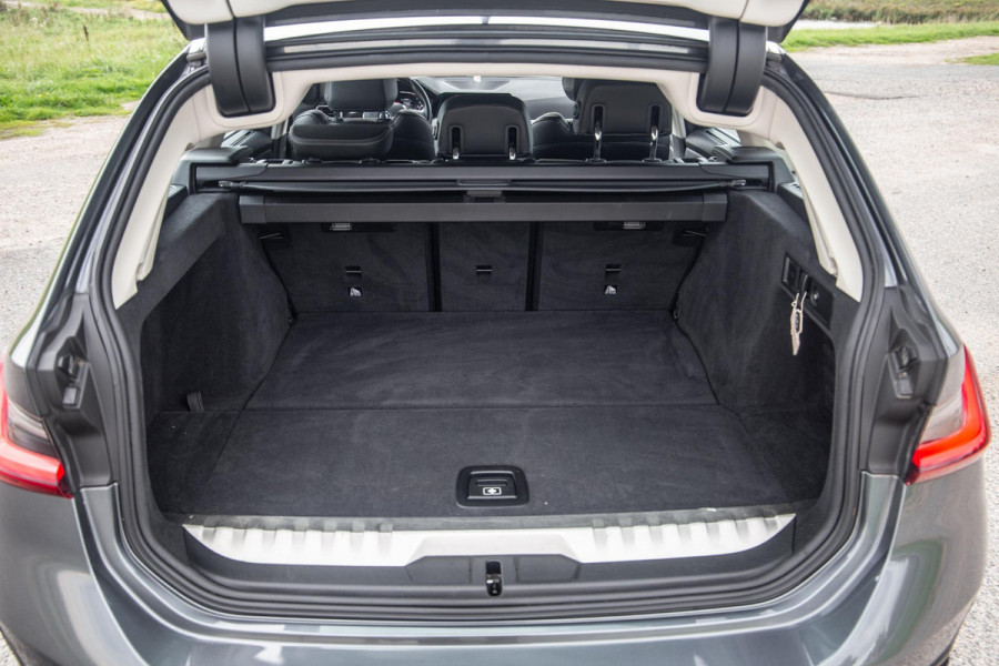 BMW 3 Serie Touring 320e LED / DEALER ONDERHOUDEN / CAMERA / CARPLAY / TREKHAAK