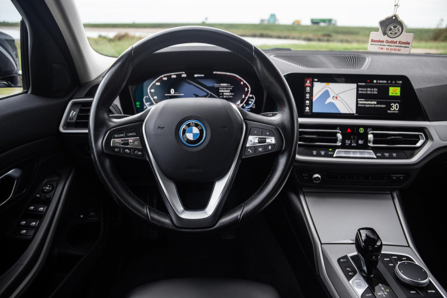BMW 3 Serie Touring 320e LED / DEALER ONDERHOUDEN / CAMERA / CARPLAY / TREKHAAK